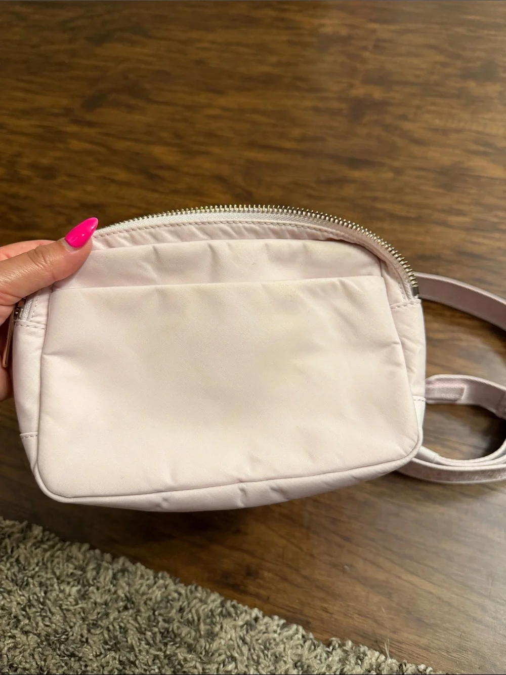 lululemon Everywhere crossbody bag - Blissful pink with Gold Hardware - Picture 8 of 14